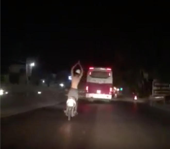 Một động tác có độ khó rất cao được thanh niên này biểu diễn (Ảnh từ clip)