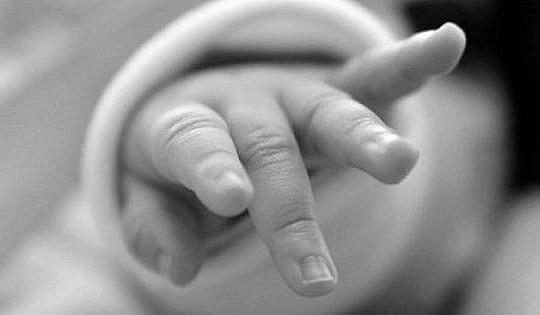 Bé gái 5 tháng tuổi tử vong bất thường sau khi gửi trẻ (Ảnh minh họa)