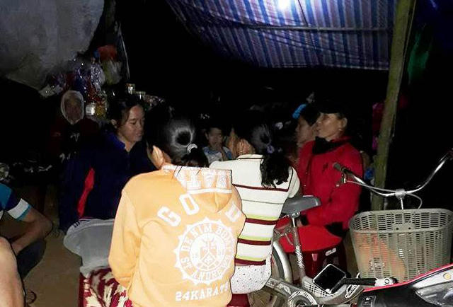 Nhiều chị em phụ nữ cũng trực ở các lán lều qua đêm để cùng chặn xe rác