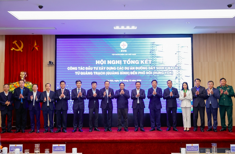 Thủ tướng yêu cầu, ngoài tiếp tục nâng cao vai trò, vị thế, phát huy giá trị văn hóa, bản lĩnh kiên cường, hình ảnh của người thợ điện trong lòng nhân dân, ngành điện cần tiếp tục phòng chống tham nhũng, lãng phí, tiêu cực; làm tốt các chính sách với cán bộ, công chức, viên chức, người lao động - Ảnh: VGP