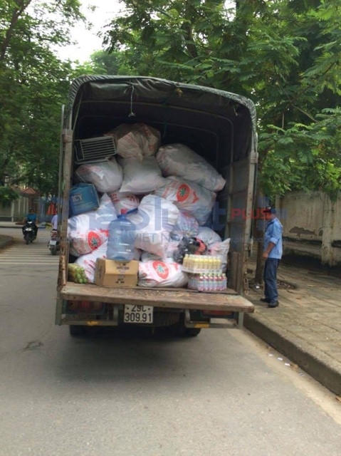 Bảo vệ công ty HUDS đưa tài sản của siêu thị lên xe tải chở đi.