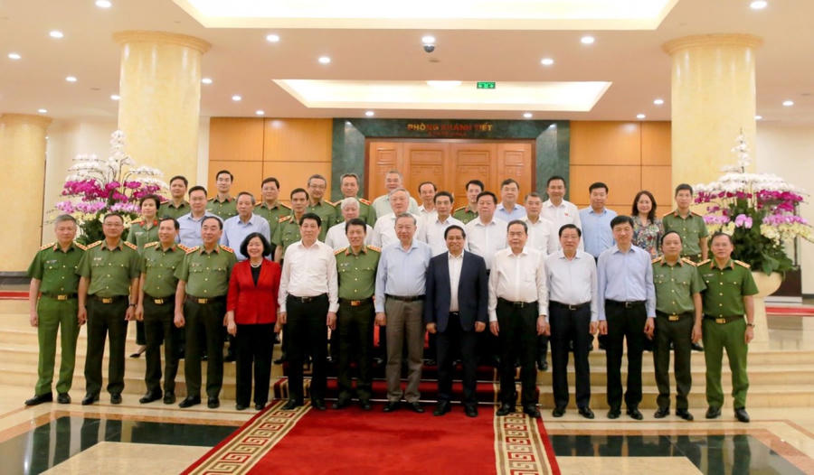 Tập thể Bộ Chính trị và các đại biểu chụp ảnh lưu niệm cùng Ban Thường vụ Đảng ủy Công an Trung ương tại cuộc làm việc của Bộ Chính trị với Ban Thường vụ Đảng ủy Công an Trung ương do Tổng Bí thư Tô Lâm chủ trì, diễn ra ngày 8/9/2025. (ảnh: VGP).