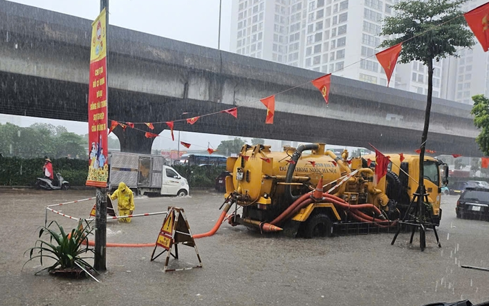 Nhiều tuyến phố của Hà Nội đã biến thành sông sau những ngày mưa không ngớt.