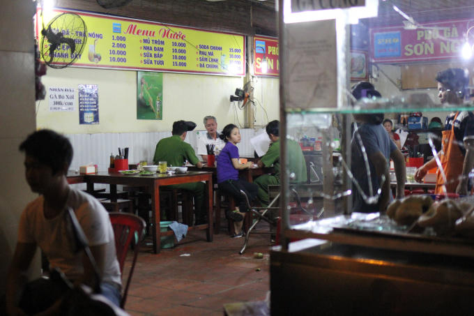 Cơ quan công an có mặt lấy lời khai chủ quán ăn.
