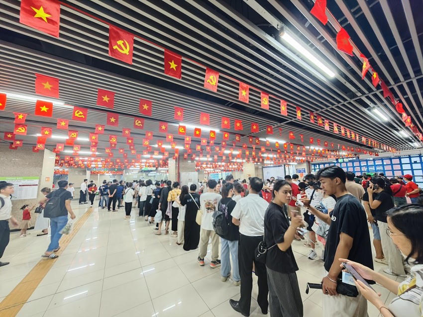 Hàng dài người dân chờ mua vé tàu chiều ngày 21/8.