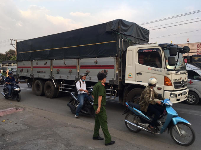 Chiếc xe tải chạy khoảng 50m mới dừng lại.