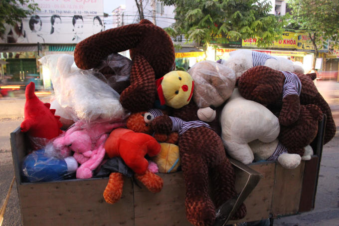 Sắp tới ngày lể tình yêu nhưng nhiều gấu bông bị chạy rụi khiến chủ cửa hàng chết lặng.