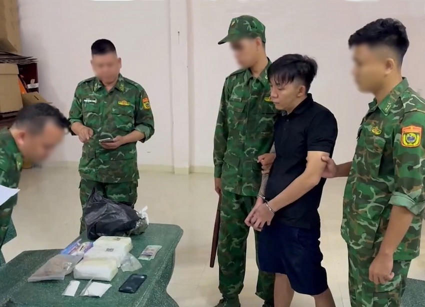 Đối tượng Huy khi bị lực lượng phá án Bộ đội Biên phòng bắt giữ cùng số ma túy. Ảnh: Luận Quân
