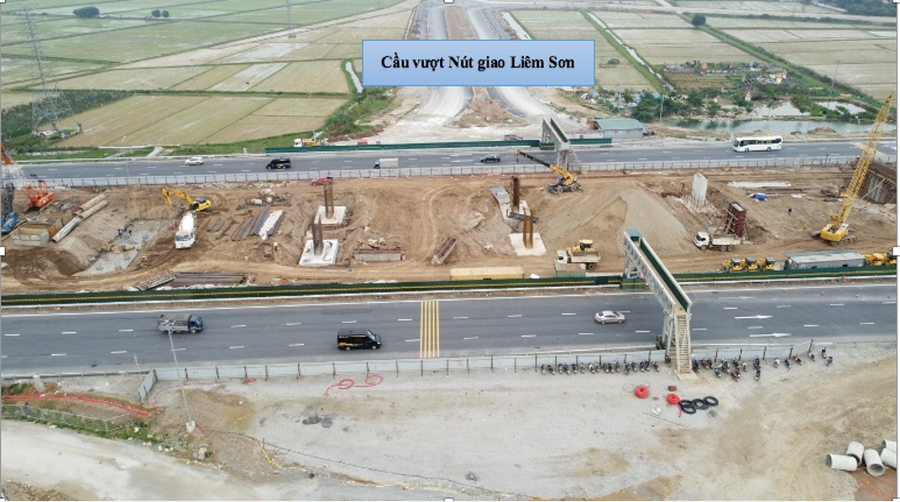 Cầu vượt Nút giao Liêm Sơn với cao tốc Cầu Giẽ- Ninh Bình được Công ty CP Tập đoàn Đầu tư xây dựng Cường Thịnh Thi triển khai thi công. Hiện đơn vị triển khai thi công phần mố và thân trụ cầu vượt nút giao. (Ảnh: Trung Nghĩa)