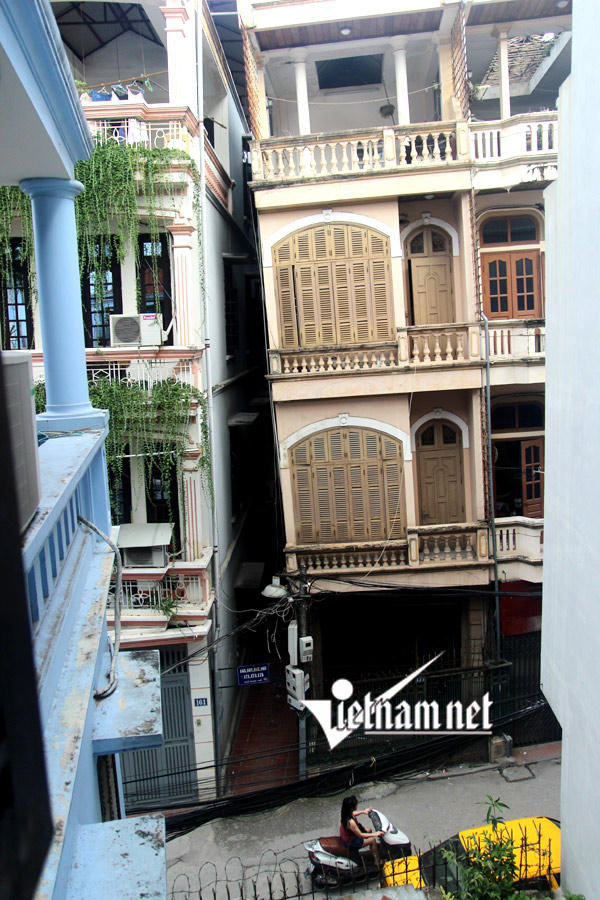 Ngôi nhà số 177 ngõ Quan Thổ 1 (phường Ô Chợ Dừa, quận Đống Đa, Hà Nội) nghiêng như tháp Pisa, có thể trực đổ sập bất cứ lúc nào (Ảnh: VNN).