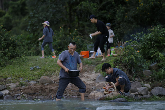 Không khí làm việc rất khẩn trương.