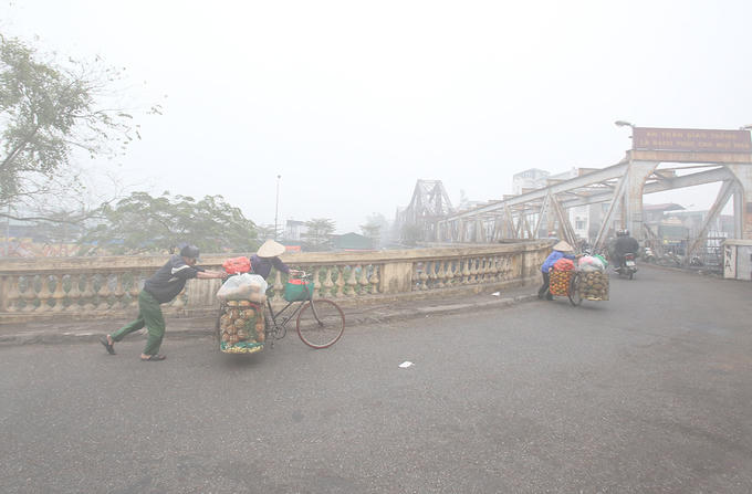 8h20 sáng cầu Long Biên vẫn ẩn hiện trong sương.