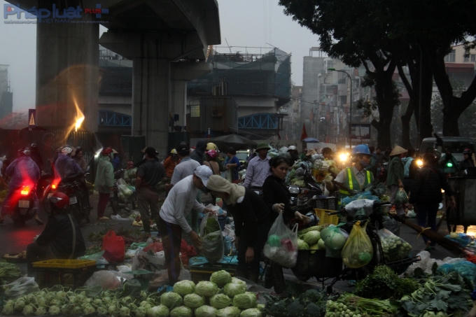 Ngay từ nửa đêm, nhiều người đã phải đến "chợ vội" (đường Láng, Đống Đa), nơi tụ tập bán hàng diễn ra trong vòng vài tiếng trước khi trời sáng. (Ảnh: Đức Biên)