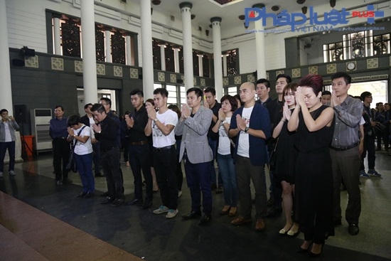 Các nghệ sĩ nghẹn ngào đến viếng nhạc sĩ Trần Lập