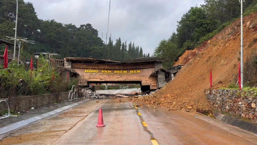 Cổng chào bị sập hoàn toàn do khối lượng lớn đất từ đồi sạt xuống. (Ảnh: T. Ngay).