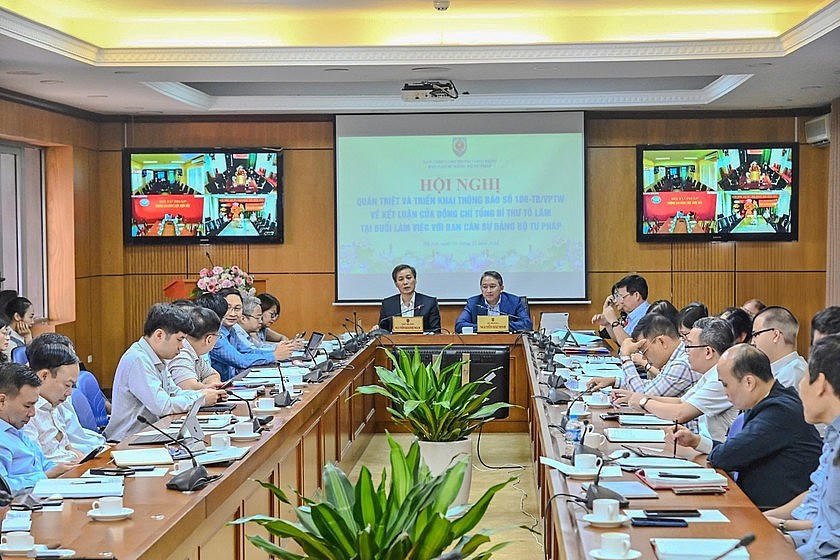 Bộ trưởng Nguyễn Hải Ninh và Thứ trưởng Nguyễn Khánh Ngọc chủ trì hội nghị.