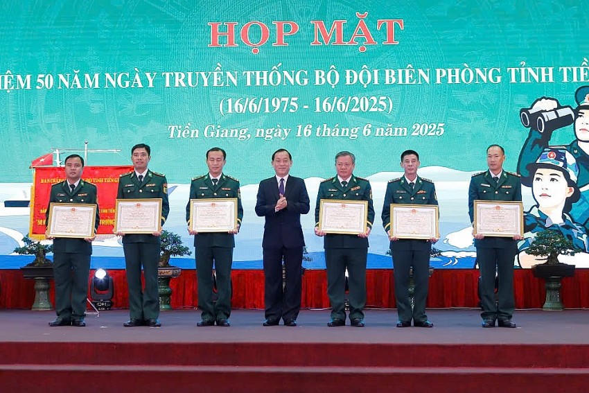 Khen thưởng cá nhân đạt thành tích trong công tác biên phòng. Ảnh: Xuân Uyên