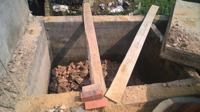 Bể phốt xây từ 2006, nhưng không gắn nắp cố định, đến nay xây nhà, gia đình đã phát hiện bộ xương người. (Ảnh: A.Thắng)