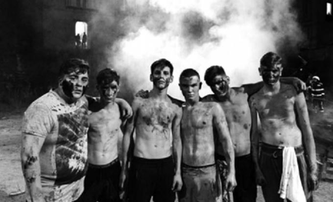 Hình ảnh về các thành viên băng đảng trong bộ phim The Piranhas kể về mafia ở Naples.