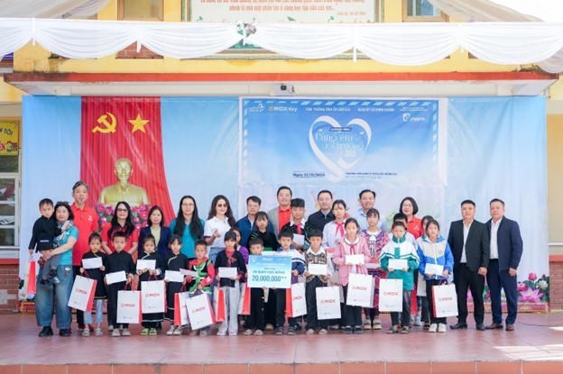 ROX Group và ROX Key cũng vừa trao 4 ngôi nhà tình nghĩa, 2 công trình vệ sinh, 20 học bổng và hàng ngàn quyển vở, đồ dùng học tập tại xã Hưng Khánh, Lào Cai.