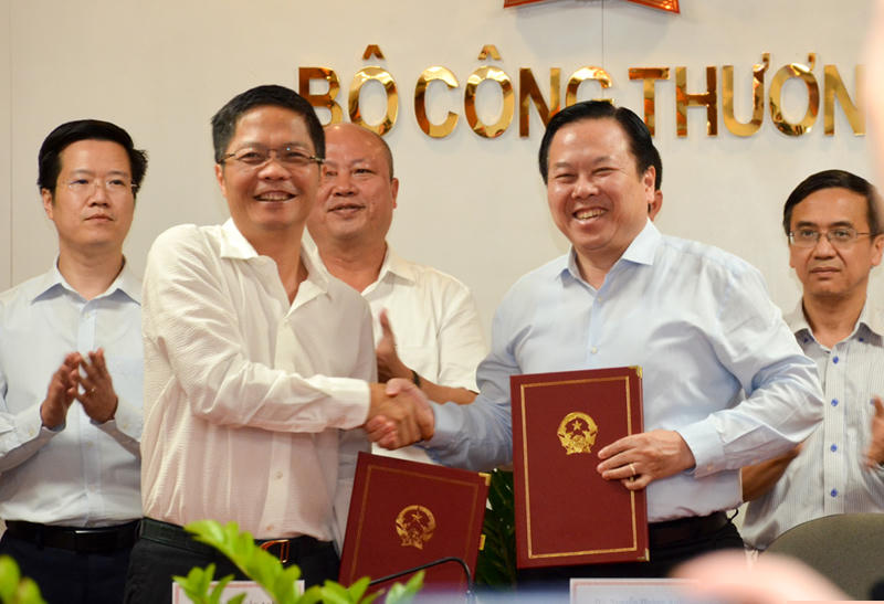 Bộ trưởng Bộ Công Thương Trần Tuấn Anh và Chủ tịch Ủy ban Quản lý vốn nhà nước tại doanh nghiệp Nguyễn Hoàng Anh ký kết bàn giao nhiệm vụ xử lý một số dự án chậm tiến độ, kém hiệu quả của ngành Công Thương. (Ảnh: cmsc.gov.vn)