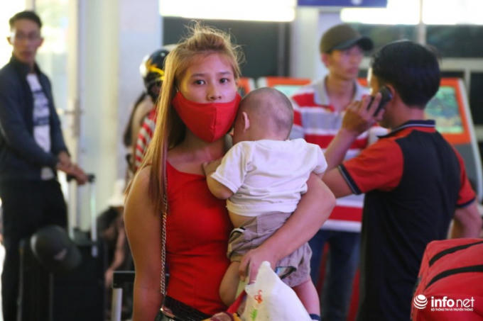 V&agrave; ngủ say tr&ecirc;n vai mẹ