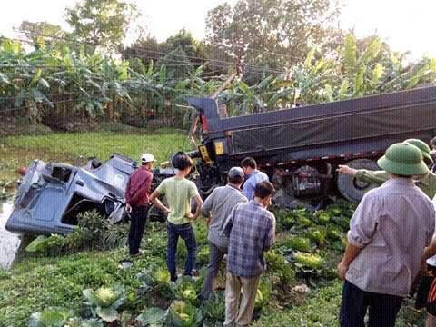 Chiếu xe tải Howo bị tàu hỏa tông lao xuống ruộng (ảnh Phùng Nguyện).