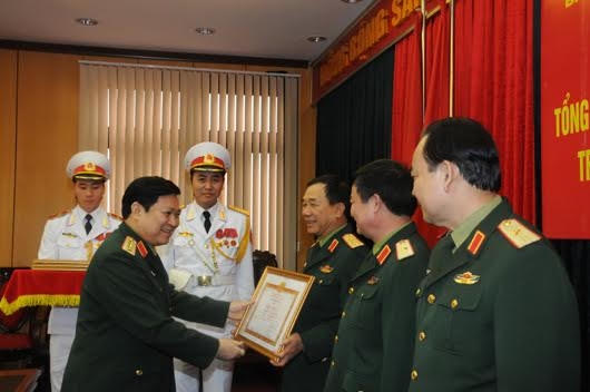 Đại tướng Ngô Xuân Lịch trao Bằng khen của Ban Tuyên giáo Trung ương tặng các cá nhân có thành tích xuất sắc trong hoạt động thông tin, tuyên truyền trên lĩnh vực tư tưởng, văn hóa năm 2015.