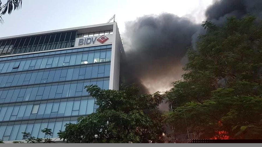 Hỏa hoạn ở ngay sát cạnh tòa nhà có trụ sở ngân hàng BIDV Hải Phòng