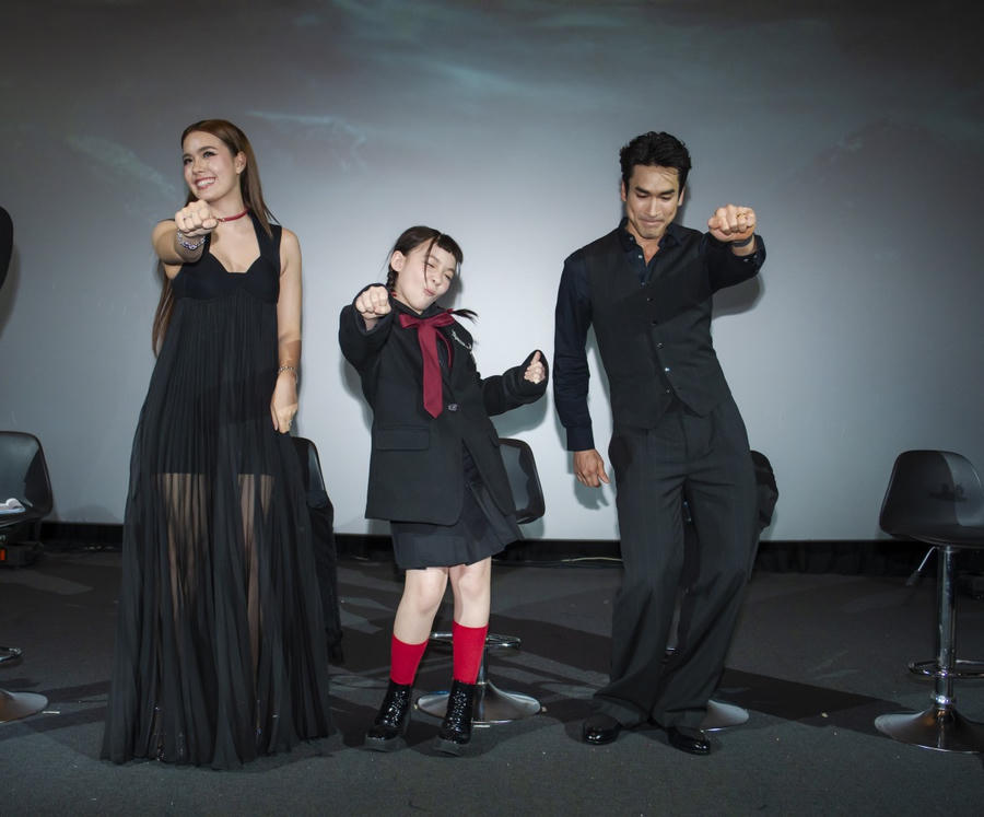 Khán giả Việt đồng thanh hát “See tình” cho dàn diễn viên. Ảnh: CJ