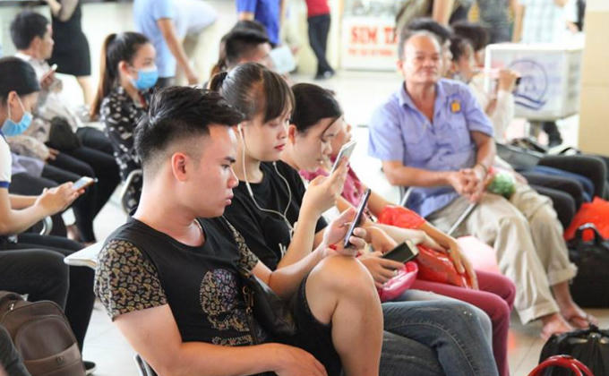 Điểm ngồi chờ tại các bến xe không còn chỗ trống.