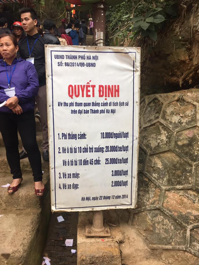 Bảng giá vé được đặt ở cổng chùa. (Ảnh: FB Ngựa Hoang).