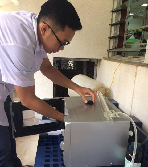 Em Anh Duy được thực hiện công đoạn trích ly các hợp chất Polyphenol từ vỏ chuối xiêm.