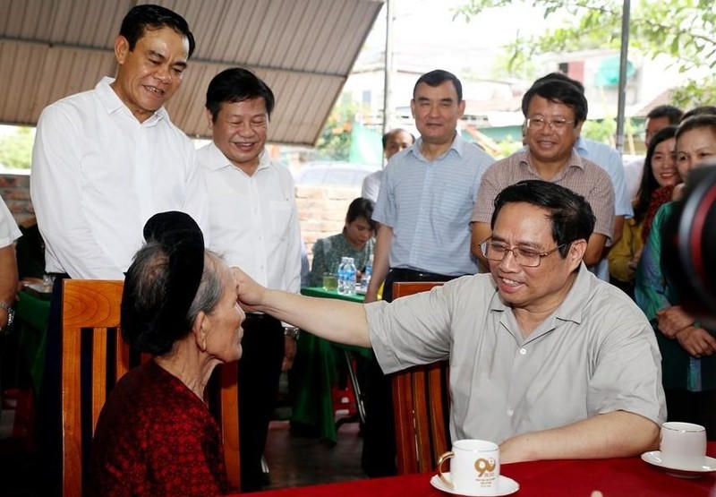 Thủ tướng thăm và tặng quà cho gia đình chính sách, mẹ Việt Nam anh hùng tại Hà Tĩnh.