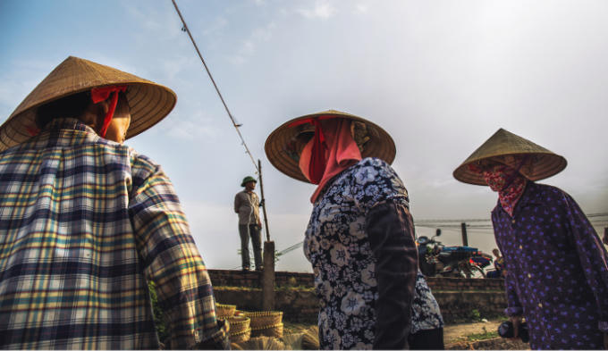 Những người đi chợ để mua thường đến muộn hơn, khi đã đầy đủ các hàng quán