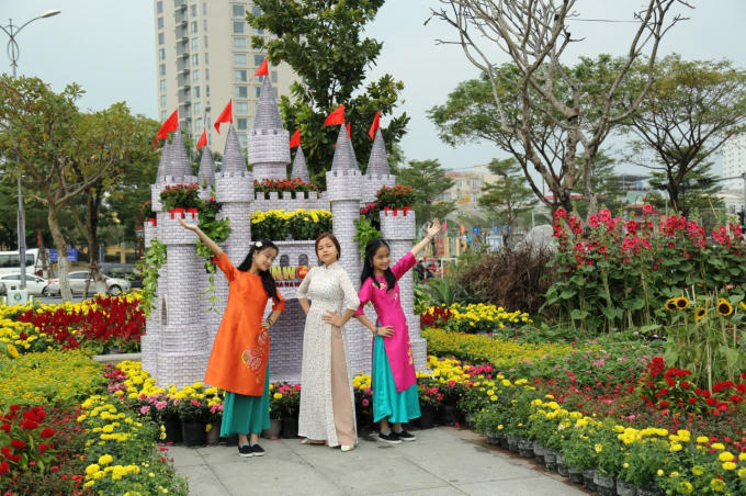 Đề án đẩy mạnh lĩnh vực dịch vụ, nâng cấp chất lượng và hình thành sản phẩm du lịch (du lịch sinh thái, làng quê, đường sông…), tăng cường quản lý cơ sở lưu trú, và quảng bá xúc tiến du lịch trên các phương tiện thông tin đại chúng.
