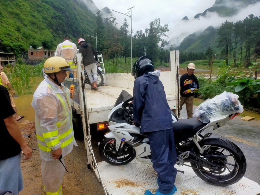 Lực lượng CSGT phải hỗ trợ du khách và phương tiện đi qua khu vực nước sâu bằng xe đặc chủng.