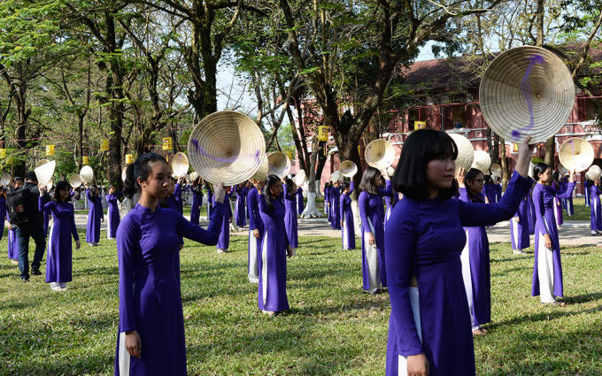 Từ sau năm 1975, trường thu nhận học sinh nam và nữ. Trải qua các giai đoạn, trường đã mang nhiều tên gọi, đến năm 1981 mang tên Trường THPT Hai Bà Trưng cho đến nay.