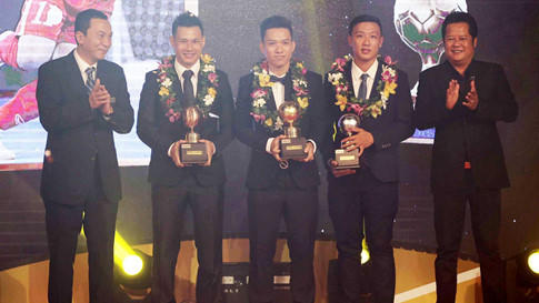 Trao thưởng cho các cầu thủ giành giải tại Gala.