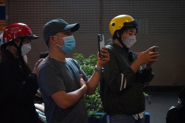 Nhiều người hiếu kỳ tập trung livestream, quay phim khi nh&agrave; b&agrave; Hằng bị kh&aacute;m x&eacute;t.