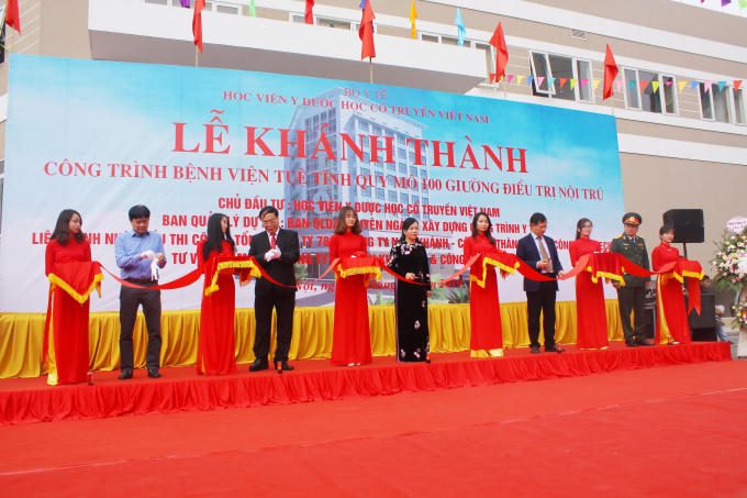 Bộ trưởng Bộ Y tế Nguyễn Thị Kim Tiến cùng các lãnh đạo, giám đốc Học viện cắt băng khánh thành bệnh viện Tuệ Tĩnh.