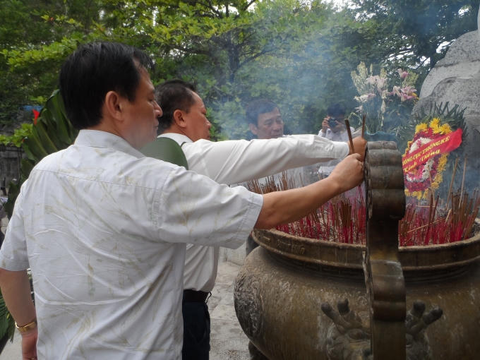 Dâng hương tưởng nhớ công ơn của các anh hùng liệt sĩ!