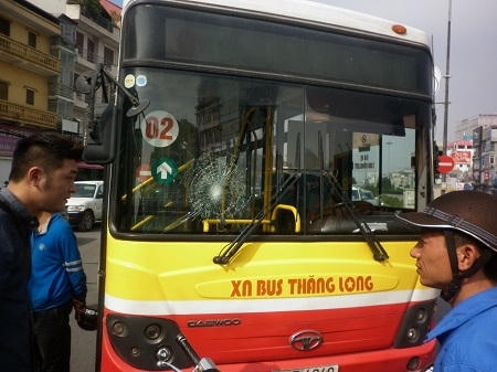 Thanh ni&ecirc;n h&ugrave;ng hổ d&ugrave;ng mũ bảo hiểm đập vỡ k&iacute;nh xe bus