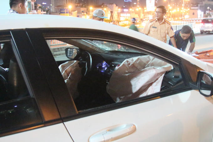 Túi khí trên ô tô bung ra.