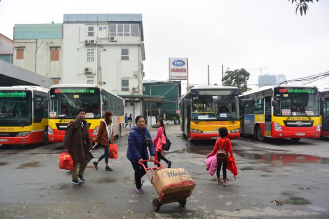 Tổng công ty Vận tải Hà Nội (Transerco) huy động tối đa lượng xe buýt trong các bến xe để phục vụ tốt nhất nhu cầu của hành khách. Chị Vũ Thị Nguyệt cho biết, rời xe khách trong bến Nước Ngầm, chị có thể bắt xe buýt về ngay bến xe Mỹ Đình, gần khu vực chị sinh sống và làm việc.