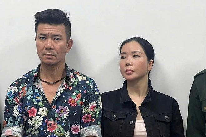 Vợ chồng Mai Anh tại cơ quan điều tra.