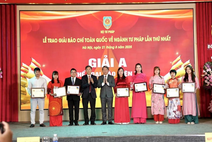 Ông Nguyễn Hải Ninh, Ủy viên BCH Trung ương Đảng, Bí thư Đảng ủy, Bộ trưởng Bộ Tư pháp và ông Nguyễn Khánh Ngọc, Chủ tịch Hội Luật gia Việt Nam Trao giải A cho các tác giả đạt giải.