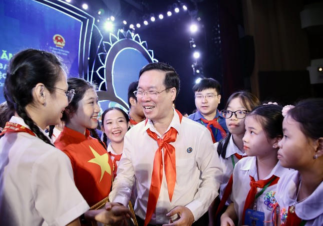 Chủ tịch nước Võ Văn Thưởng trò chuyện với các em thiếu nhi tại lễ kỷ niệm 60 năm phong trào