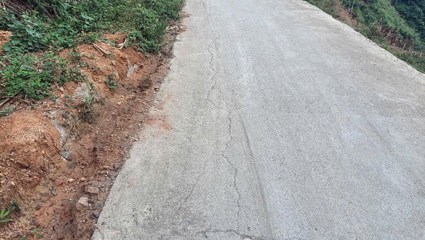 Vết nứt hằn lún xuống.