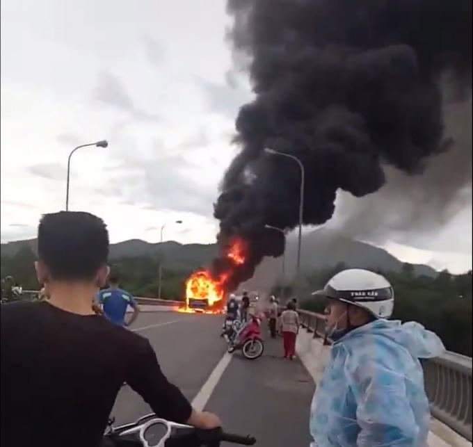 Ngọn lửa bùng lên bao trùm toàn bộ thân xe, phát ra những tiếng nổ lớn, cột khói bốc lên cao hàng chục mét.